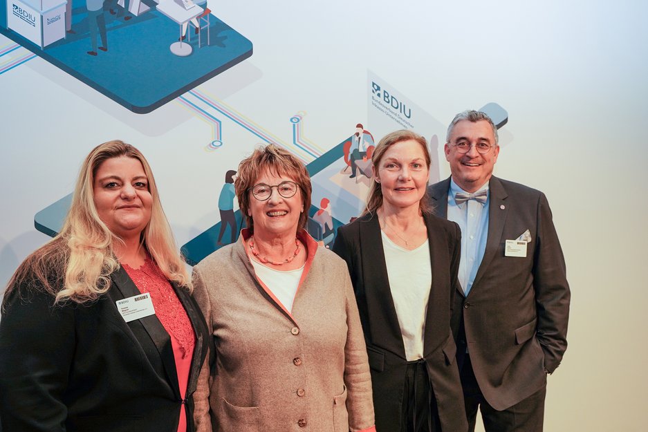 Yvonne Wagner, Brigitte Zypries, die neue Ombudsfrau Sonja Steffen und Axel Kulick