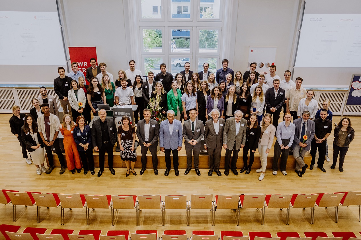 Gruppenfoto der Stipendienfeier an der HWR Berlin